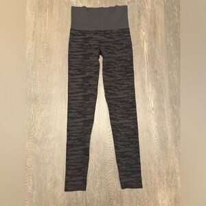 ASSETS BY SPANX BLACK CAMO LEGGINGS - Size Large SKU:17